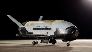 美軍太空無人機X-37B繞行軌道二年半 結束任務重返地球-職人選物