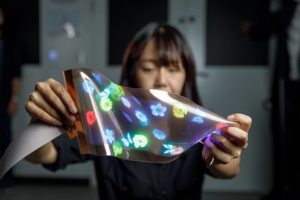 LG Display 展示新款軟性顯示面板 可自 12 吋延展至 14 吋 用於各類不規則表面-職人選物
