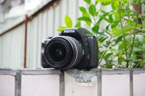 傳 Ricoh Image 將於 11 月底推出新款入門數位單眼相機 PENTAX KF ，外型酷似 K-70 、藍色與白色皆限量 700 台-職人選物