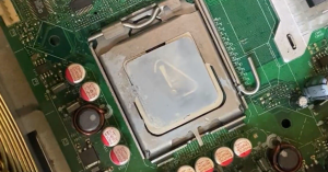 笑死 CPU散熱片保護膜忘了撕難怪溫度降不下來-職人選物