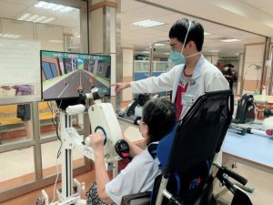 高醫研發視覺回饋上肢復健機 玩遊戲偏癱無力恢復正常-職人選物