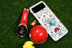 三星 x Pokemon 聯名 Galaxy 周邊配件動眼看,以精靈球為主題的紅、白色設計-職人選物