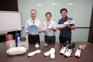高雄大學和半導體封測廠合作 研發出晶圓膠帶廢料再生鞋底-職人選物