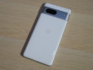 Pixel 7a 外觀模擬圖曝光,有著酷似 Pixel 7 的鏡頭帶設計但螢幕邊框厚一圈-職人選物