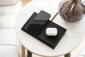 Tesla 推出電動皮卡 Cybertruck 設計款無線充電板 可同時幫三款裝置充電 每組裝置充電最高 15W 功率-職人選物