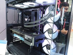 COMPUTEX 2023 :華碩展出 360 水冷頂級顯示卡 ROG Matrix GeForce RTX 4090 ,以及橋接 PCIe 電源的背 I/O 主機板與無電源母座顯示卡概念-職人選物