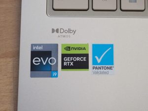 華碩 Zenbook 14X OLED ( UX3404 )輕薄獨顯筆電評測,電漿陶瓷鋁合金上蓋與 2.8K 120Hz OLED 窄框螢幕是亮點-職人選物