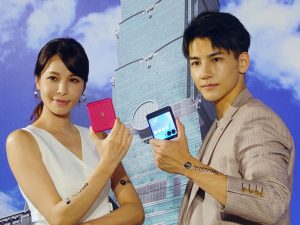 Motorola 在台推出 razr 40 ultra 與 razr 40 兩款直式摺疊螢幕高階機，盼再掀 razr 刀鋒機熱潮-職人選物