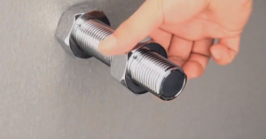 伸出牆外的螺絲先別鋸掉 螺帽轉開是水龍頭-職人選物