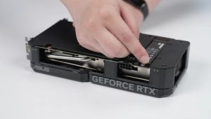 由於新一代主流級顯示卡只用了 PCIe x 8 通道,華碩天馬行空的乾脆在 RTX 4060 Ti 設了一條 M.2 插槽-職人選物