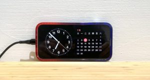 iOS 17待機模式啟用教學:iPhone變身數位時鐘、天氣溫度、全螢幕音樂播放器、夜間模式-職人選物