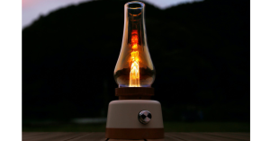 擬真火焰設計露營燈 並可為智慧手機充電-職人選物