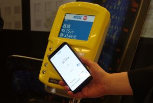 晶片格式不符 難以用iPhone刷門進出捷運 悠遊卡公司將推出「貼紙悠遊卡」解決-職人選物