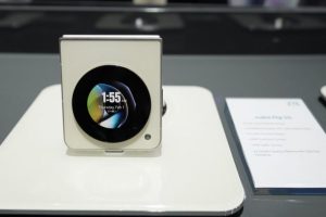 MWC 2024:中興 nubia Flip 5G 螢幕可凹折手機發表 售價 599 美金起-職人選物