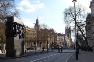 英國政府導入自動生成式人工智慧技術工具 提升議會紀錄彙整與回覆效率-職人選物