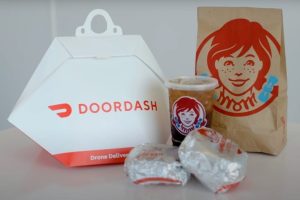 DoorDash 與 Alphabet 無人機 Wing 聯手推餐飲外送-職人選物