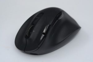 Elecom EX-G Pro人體工學滑鼠評測:雙模組、8自定義靜音按鍵、4向滾輪、售價2790元起-職人選物