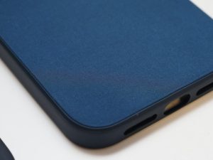 爆料指稱蘋果準備停產推出後耐用飽受批判的FineWoven配件,並改採其它非皮革材質-職人選物