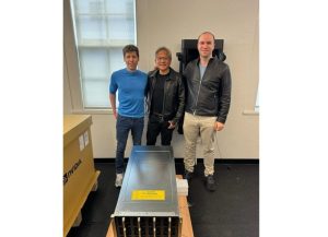 NVIDIA執行長黃仁勳親手將第一台NVIDIA DGX H200伺服器交給OpenAI-職人選物