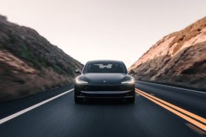 Tesla 公布 Q2 車輛安全報告：Autopilot 讓車輛更安全-職人選物