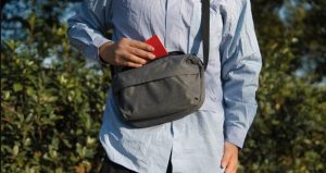 無印良品迷你肩背包 極輕薄可變腰包、4公升大容量兼顧防水功能-職人選物