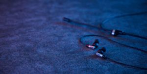 ELECOM推出為FPS遊戲開發的HS-VE300MBK入耳式電競耳機，強化中頻資訊旨在捕捉腳步聲-職人選物