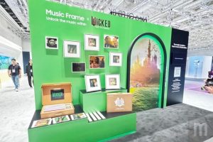 三星 The Music Frame 聯名《魔法壞女巫》 打造劇照音響畫框-職人選物