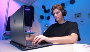 新學期不忘升級裝備!MSI Sword 16 HX 配備 GeForce RTX 4060 高效能筆電 GPU 完美支援AI 應用,兼顧學習腳步、玩樂更不耽誤!-職人選物