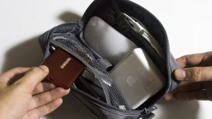 無印良品電子產品收納包 大開口取物超方便、還有網袋能夠分類充電器與線材-職人選物