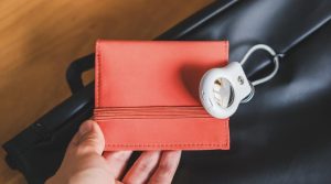 無印良品經典迷你錢包 超輕巧可放進口袋、搭配AirTag避免旅行遺失-職人選物