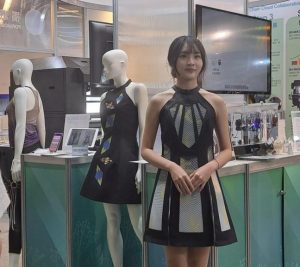 元太科技攜手紡織產研所推可變色電子紙洋裝-職人選物