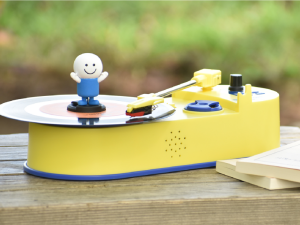 日本二手通路Book Off推出限量黑膠唱盤,採用四顆三號電池或USB供電、還可將黑膠轉錄成MP3-職人選物