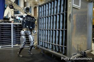 Boston Dynamics 新款 Atlas 人形機器人可自主分類汽車零件-職人選物