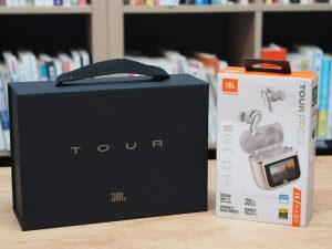 JBL Tour Pro 3真無線耳機評測,高音質圈鐵耳機與結合類比輸入、藍牙Aurocast廣播功能的帶螢幕充電盒-職人選物