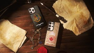 哈利波特迷看過來!CASETiFY 聯名《哈利波特》推出學院手機殼,還有限量封蠟章手機支架、接骨木魔杖 Apple Pencil 保護套!-職人選物