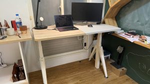 電動升降桌推薦購買建議:三節式、桌角穩定度、螢幕支架和延長線放哪裡-職人選物