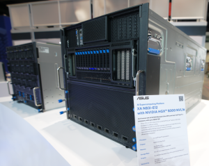 GTC 2025:華碩展出搭載NVIDIA GB300 NVL72的AUS AI POD,預告也將推出基於NVIDIA GB10的'ASUS Ascent GX10小型AI超級電腦-職人選物