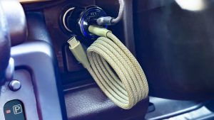 我發現這款可以輕鬆捲起的「磁吸收納充電線」,不會打結,非常適合在車內使用-職人選物