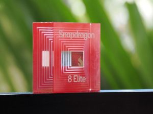 國外嘗試在高通Snapdragon 8 Elite平台執行Cyberpunk 2077,在低畫質720p無光線追蹤達到穩定60fps表現-職人選物
