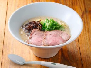 日本一風堂推出30%減鹽特別版白丸拉麵,搭配麒麟開發特殊湯匙增強鹹味感官-職人選物