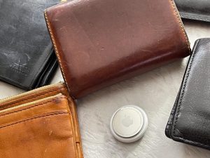 編輯實測將蘋果的 AirTag 放入各種錢包中，看起來怎麼樣呢？-職人選物