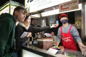 三星Galaxy AI協助國外旅客暢享台灣夜市美食，攜手寧夏夜市推出期間限定活動可換飲料並抽100元夜市抵用金-職人選物